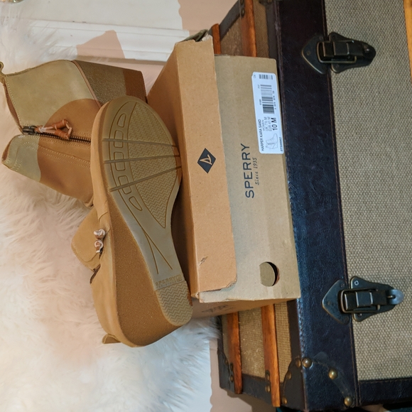 Sperry - Picture 2 of 9